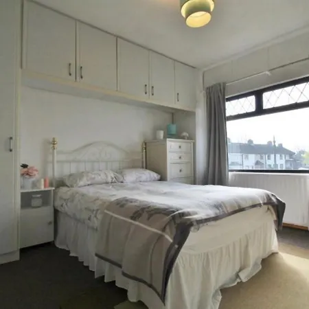 3 Bedroom Family In Residential Area Near Centre Dublin