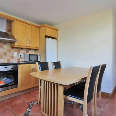 3 Bedroom Family In Residential Area Near Centre Feriehus